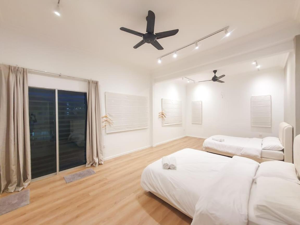 Spacious Corner Landed House Golden Hills Night Market