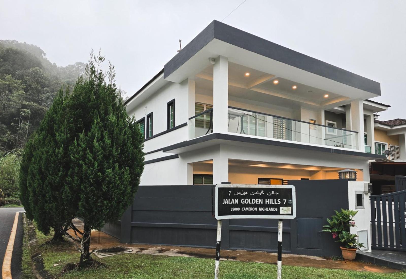 Spacious Corner Landed House Golden Hills Night Market Holiday home