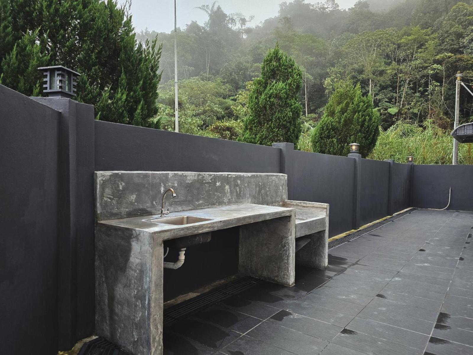 Spacious Corner Landed House Golden Hills Night Market *